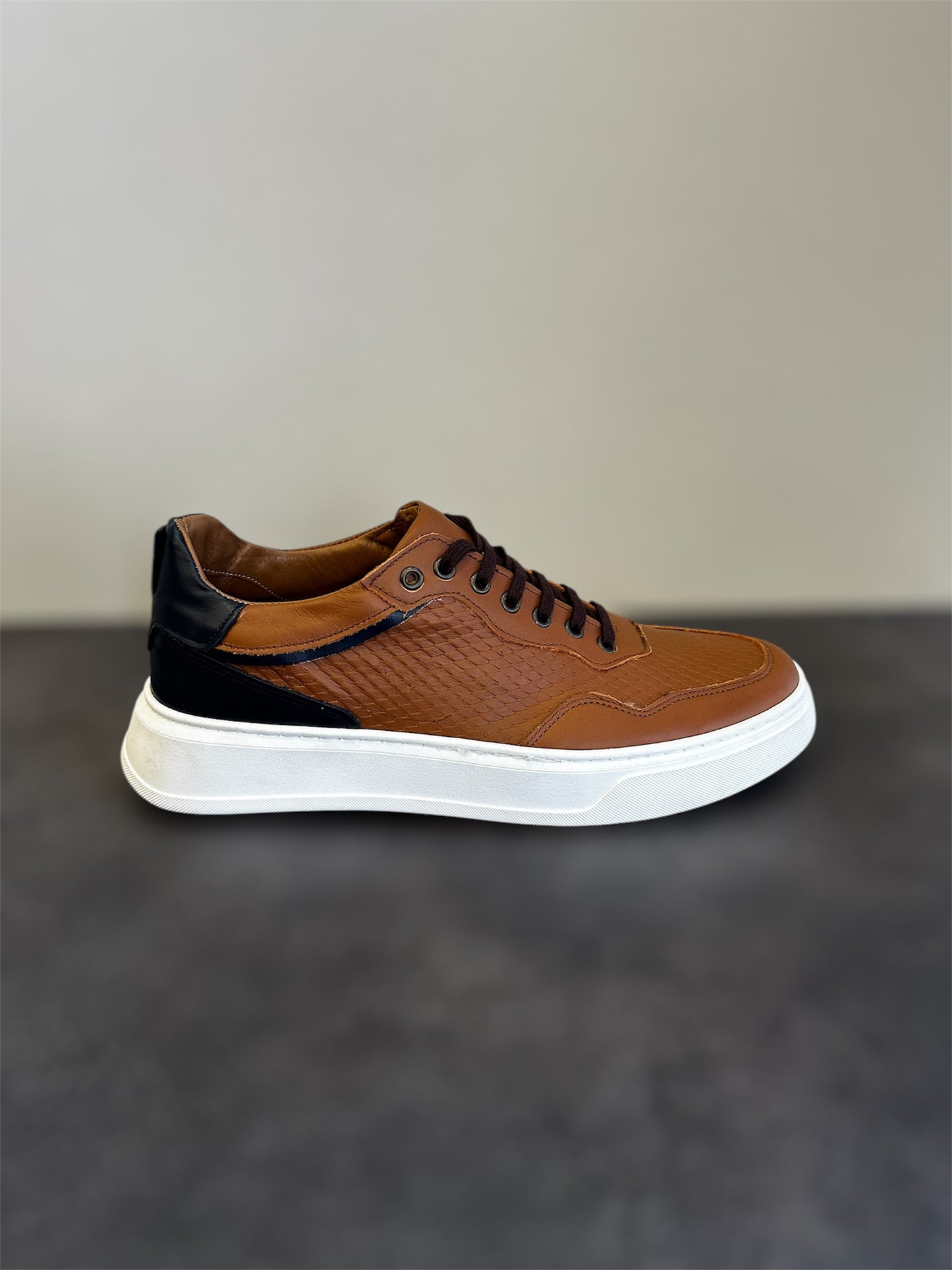 ΚΑΦΕ ΔΕΡΜΑΤΙΝΑ SNEAKER