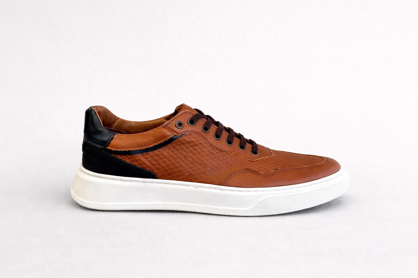 ΚΑΦΕ ΔΕΡΜΑΤΙΝΑ SNEAKER