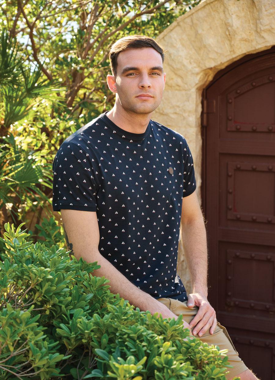 ΜΠΛΕ T-SHIRT ΜΕ ΛΑΙΜΟΚΟΨΗ