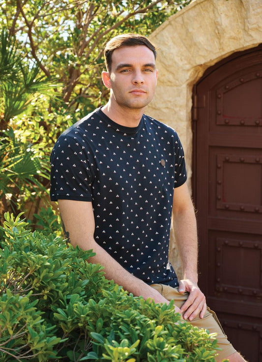 ΜΠΛΕ T-SHIRT ΜΕ ΛΑΙΜΟΚΟΨΗ